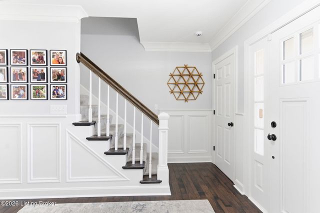 821 Foxfire Dr, Louisville, KY 40223