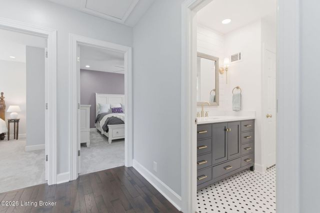 821 Foxfire Dr, Louisville, KY 40223