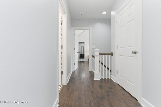 821 Foxfire Dr, Louisville, KY 40223