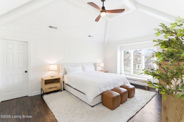 821 Foxfire Dr, Louisville, KY 40223