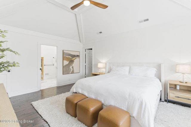 821 Foxfire Dr, Louisville, KY 40223