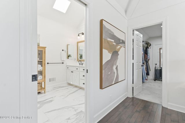 821 Foxfire Dr, Louisville, KY 40223