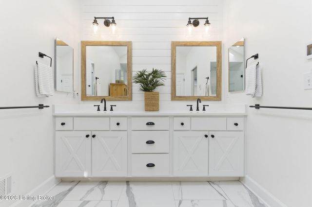 821 Foxfire Dr, Louisville, KY 40223