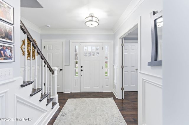 821 Foxfire Dr, Louisville, KY 40223