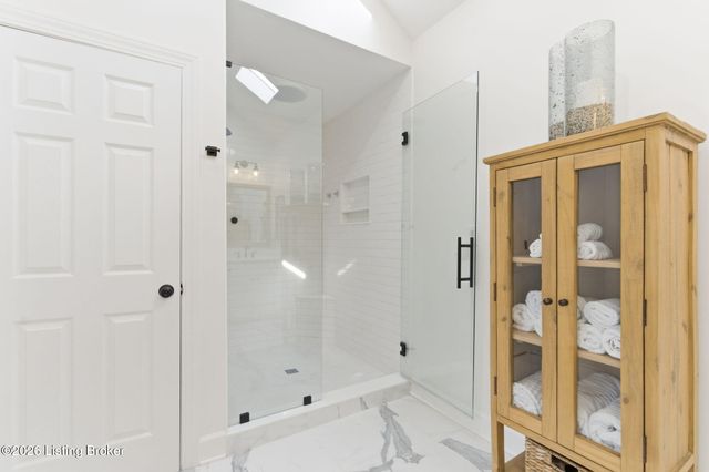 821 Foxfire Dr, Louisville, KY 40223