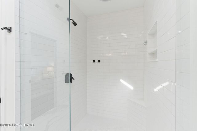 821 Foxfire Dr, Louisville, KY 40223