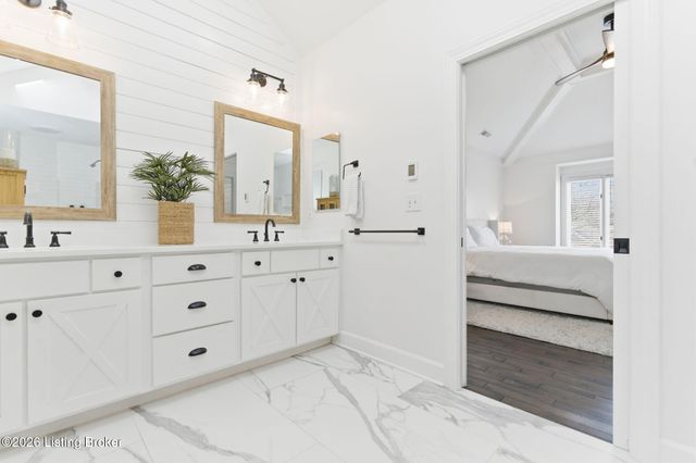 821 Foxfire Dr, Louisville, KY 40223