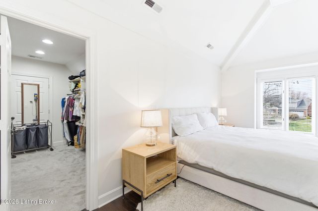 821 Foxfire Dr, Louisville, KY 40223