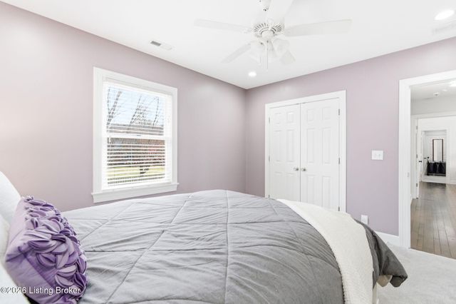 821 Foxfire Dr, Louisville, KY 40223