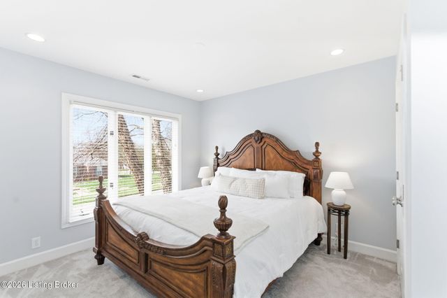 821 Foxfire Dr, Louisville, KY 40223