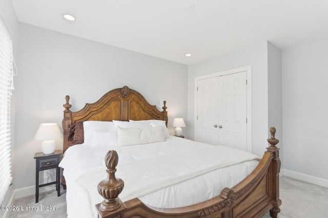 821 Foxfire Dr, Louisville, KY 40223