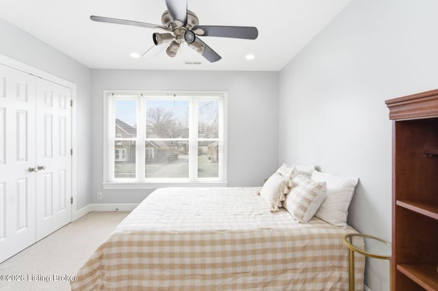 821 Foxfire Dr, Louisville, KY 40223