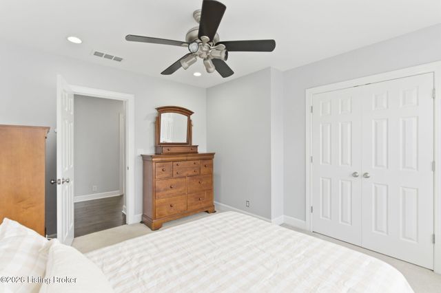 821 Foxfire Dr, Louisville, KY 40223