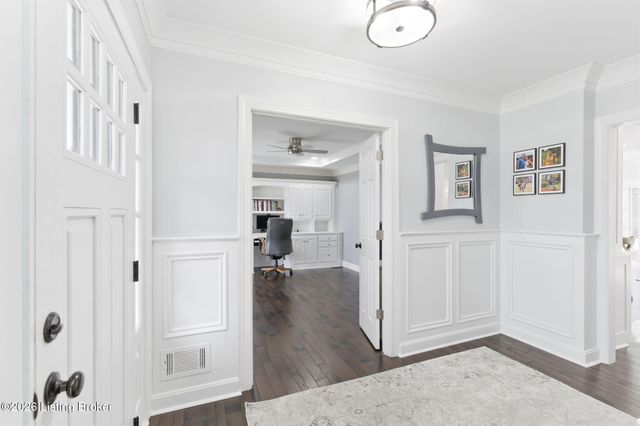 821 Foxfire Dr, Louisville, KY 40223