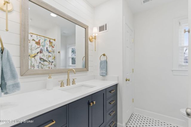 821 Foxfire Dr, Louisville, KY 40223