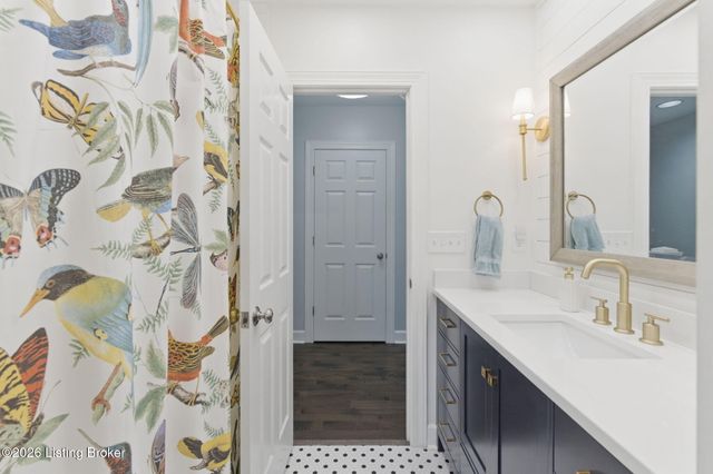 821 Foxfire Dr, Louisville, KY 40223