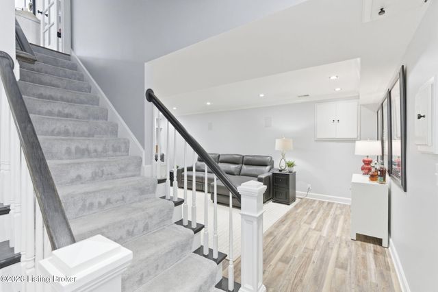 821 Foxfire Dr, Louisville, KY 40223