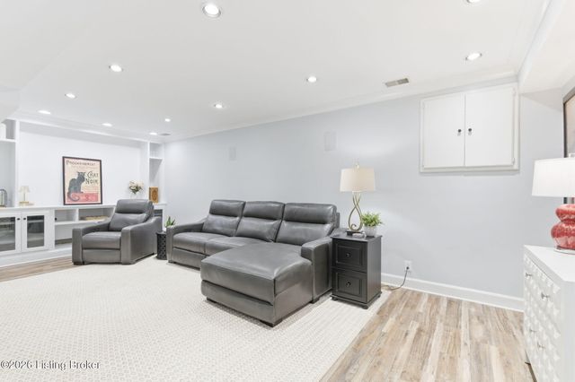 821 Foxfire Dr, Louisville, KY 40223