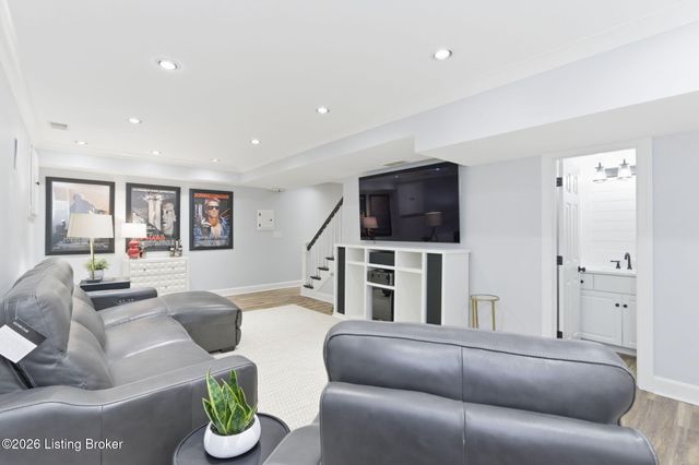 821 Foxfire Dr, Louisville, KY 40223