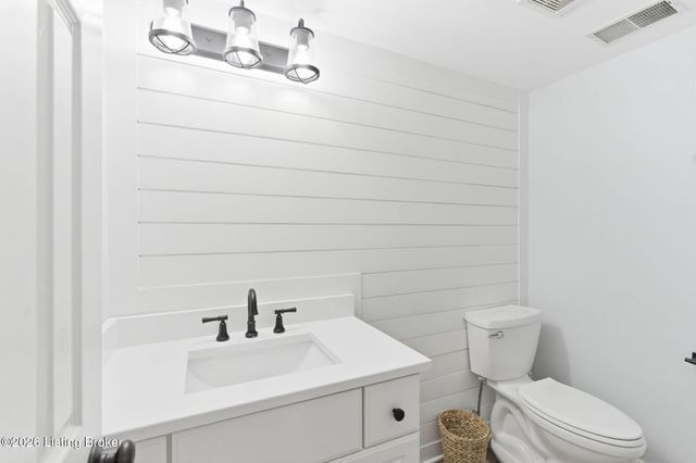 821 Foxfire Dr, Louisville, KY 40223