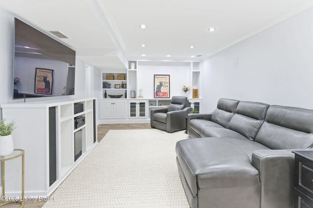 821 Foxfire Dr, Louisville, KY 40223