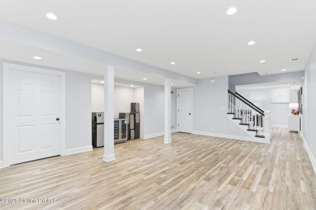 821 Foxfire Dr, Louisville, KY 40223