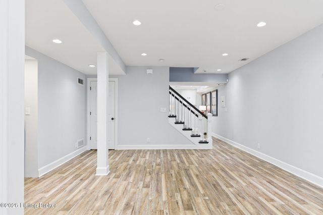 821 Foxfire Dr, Louisville, KY 40223