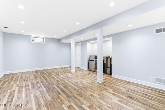 821 Foxfire Dr, Louisville, KY 40223