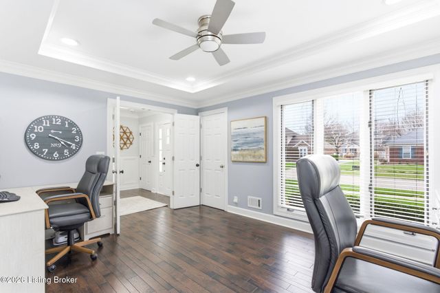 821 Foxfire Dr, Louisville, KY 40223