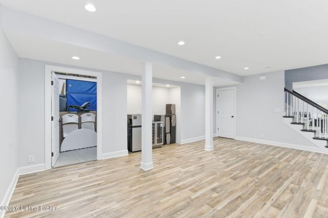 821 Foxfire Dr, Louisville, KY 40223