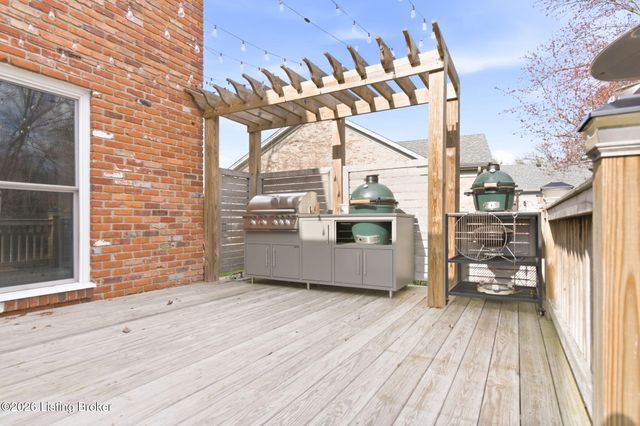 821 Foxfire Dr, Louisville, KY 40223