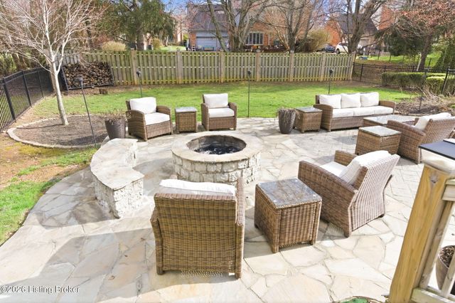 821 Foxfire Dr, Louisville, KY 40223