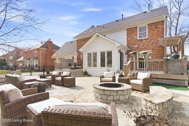 821 Foxfire Dr, Louisville, KY 40223