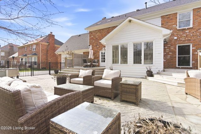 821 Foxfire Dr, Louisville, KY 40223