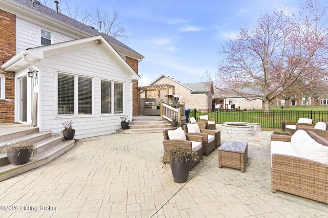 821 Foxfire Dr, Louisville, KY 40223