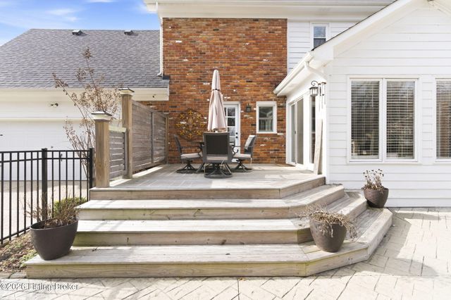 821 Foxfire Dr, Louisville, KY 40223