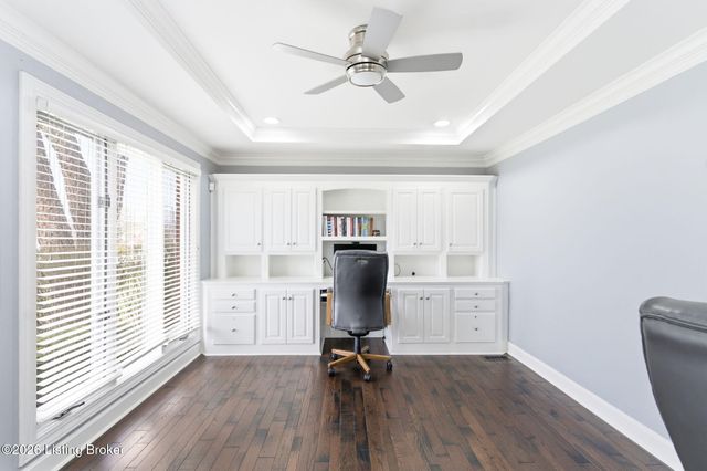 821 Foxfire Dr, Louisville, KY 40223