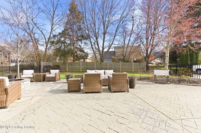 821 Foxfire Dr, Louisville, KY 40223