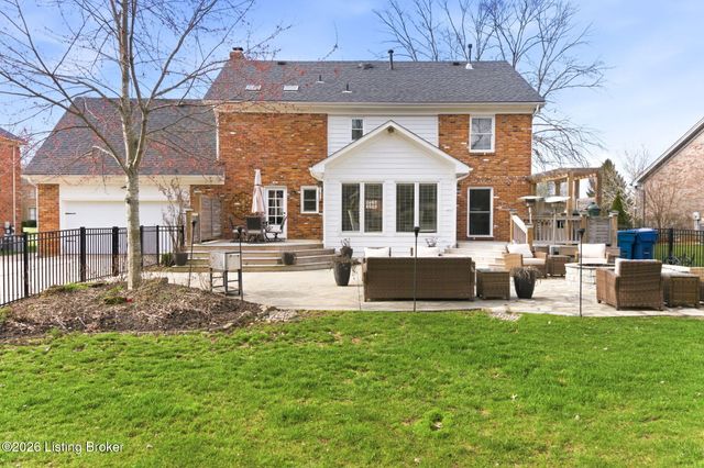 821 Foxfire Dr, Louisville, KY 40223