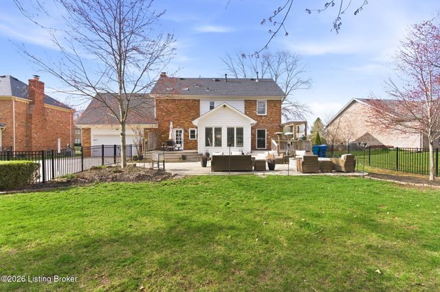 821 Foxfire Dr, Louisville, KY 40223