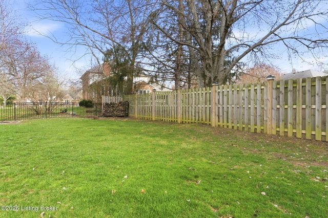 821 Foxfire Dr, Louisville, KY 40223