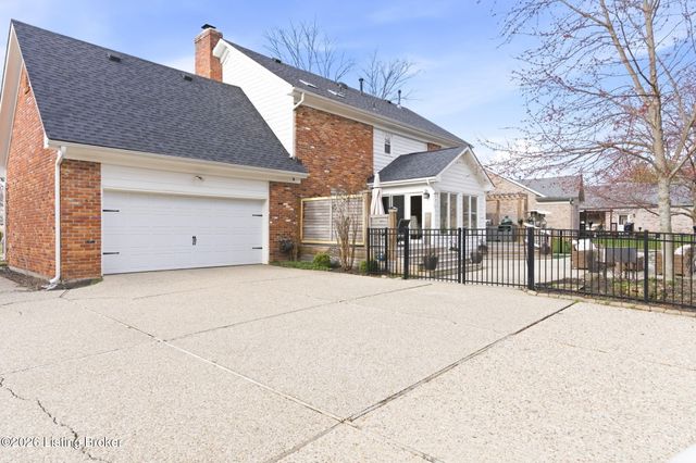 821 Foxfire Dr, Louisville, KY 40223