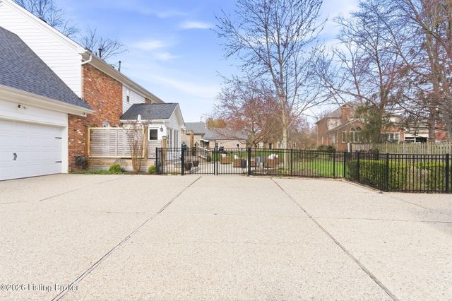 821 Foxfire Dr, Louisville, KY 40223