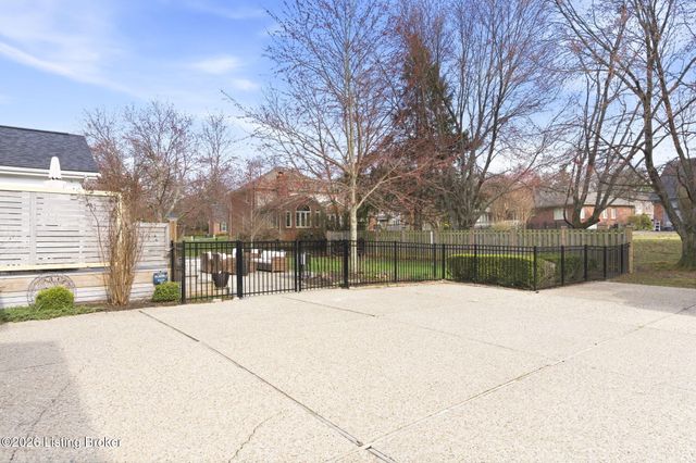 821 Foxfire Dr, Louisville, KY 40223