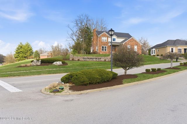 821 Foxfire Dr, Louisville, KY 40223