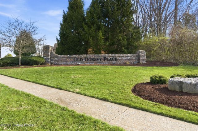 821 Foxfire Dr, Louisville, KY 40223