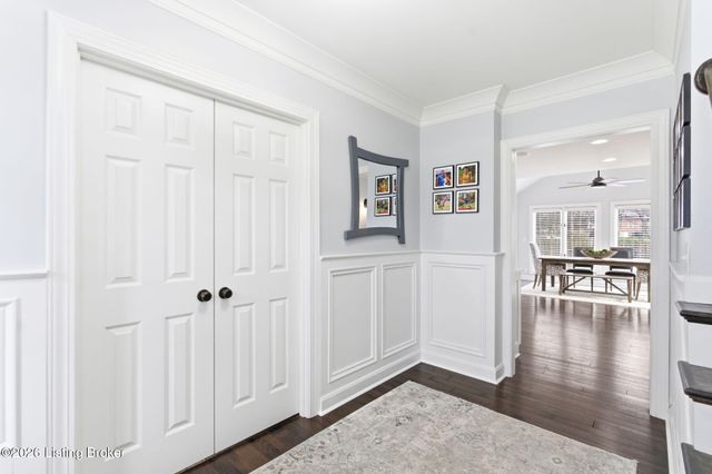 821 Foxfire Dr, Louisville, KY 40223