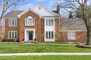 821 Foxfire Dr, Louisville, KY 40223