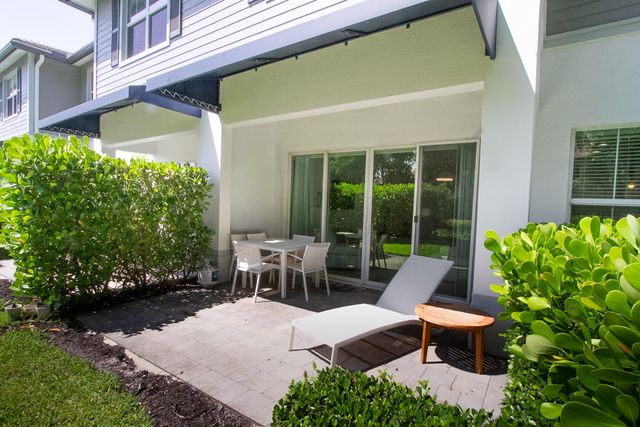 23045 Clear Echo Drive 76, Boca Raton, FL 33433