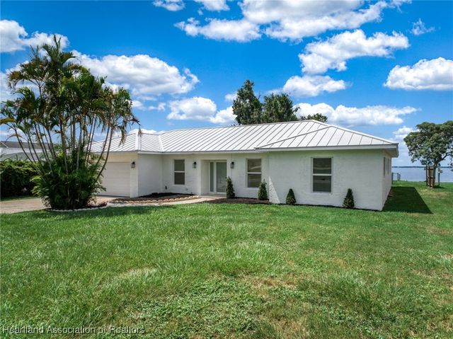 107 Lakefront Lane NW, Lake Placid, FL 33852